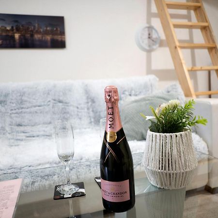 New Stylish Place For Couple Bratislava Bagian luar foto
