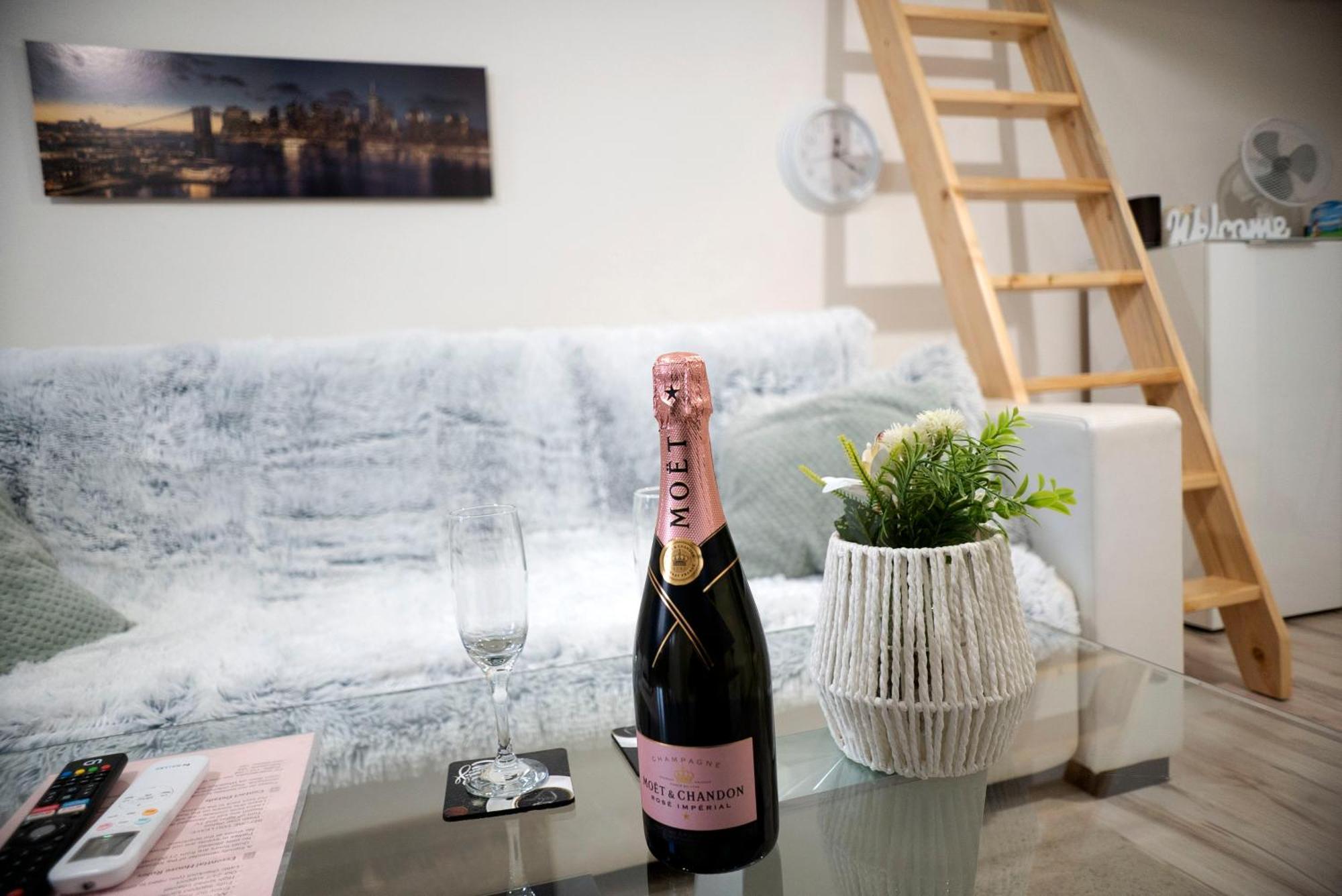New Stylish Place For Couple Bratislava Bagian luar foto